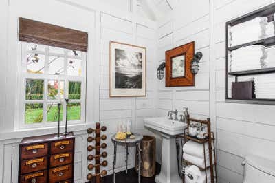  Farmhouse Vacation Home Bathroom. Furtherlane by Clint Nicholas Design.