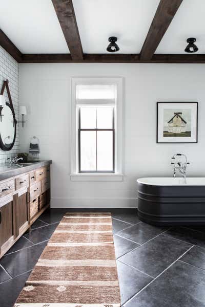  Country Bathroom. Upstate Farmhouse by Chango & Co..