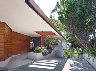  Mid-Century Modern Family Home Exterior. Silvertop by Jamie Bush + Co..