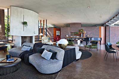  Mid-Century Modern Family Home Living Room. Silvertop by Jamie Bush + Co..