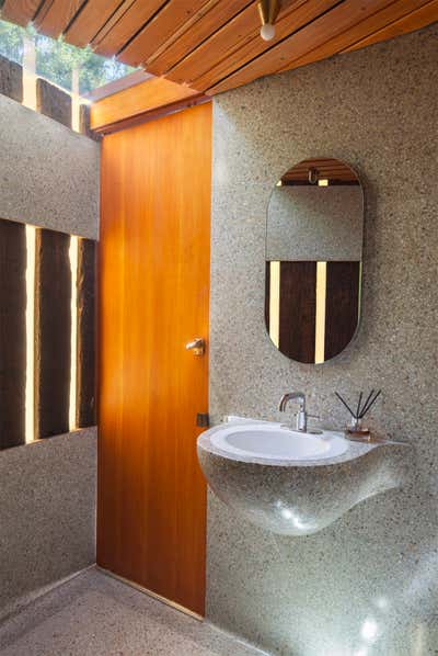  Mid-Century Modern Family Home Bathroom. Silvertop by Jamie Bush + Co..