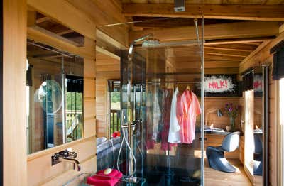 Contemporary Vacation Home Bathroom. Rifugio sugli alberi by Pelizzari Studio.