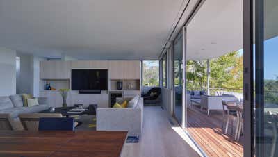  Mid-Century Modern Beach House Living Room. Dune Crest by Stelle Lomont Rouhani Architects.