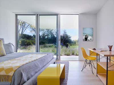  Mid-Century Modern Modern Beach House Bedroom. Dune Crest by Stelle Lomont Rouhani Architects.
