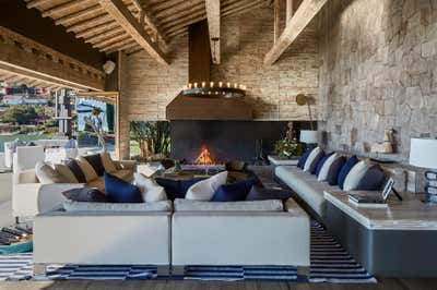  Contemporary Vacation Home Patio and Deck. Lake House Retreat by Sofia Aspe Interiorismo.