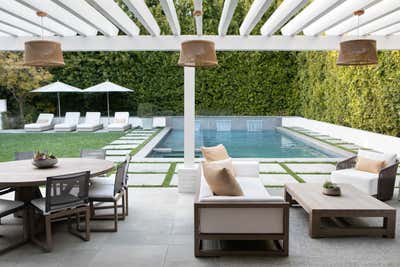  Modern Family Home Patio and Deck. Pacific Palisades, L.A. by Chango & Co..