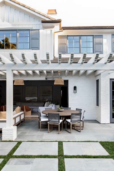 Modern Patio and Deck. Pacific Palisades, L.A. by Chango & Co..