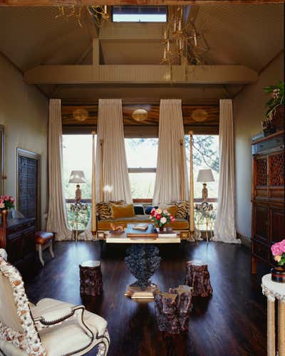  Maximalist Family Home Living Room. Sonoma Tree House by Fisher Weisman Brugioni.