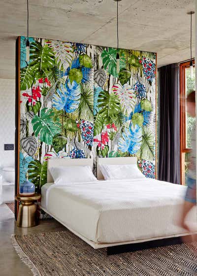  Mid-Century Modern Tropical Family Home Bedroom. Planchonella House by Jesse Bennett Studio.