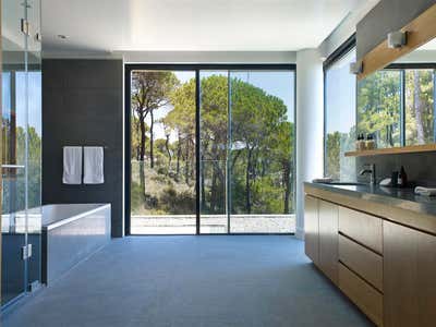 Contemporary Vacation Home Bathroom. Hillside Villa by Joe Serrins Architecture Studio.