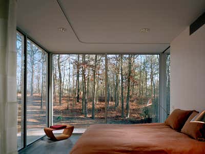 Modern Country House Bedroom. Water Mill Houses by 1100 Architect.