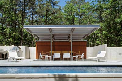 Modern Country House Patio and Deck. Water Mill Houses by 1100 Architect.