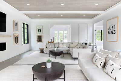  Beach Style Beach House Living Room. Hamptons Family Getaway by Chango & Co..