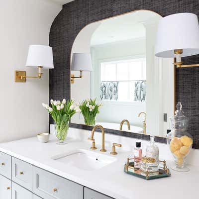  Transitional Family Home Bathroom. River Oaks Residence by Laura U Inc..