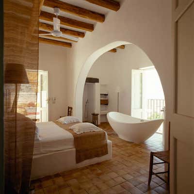  Mediterranean Bedroom. Villa Salina by CasaQ.