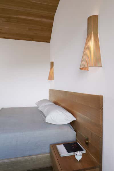 Mid-Century Modern Vacation Home Bedroom. HUDSON WOODS by Magdalena Keck Interior Design.