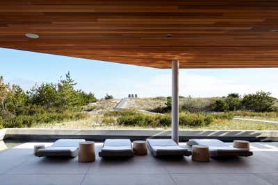 Beach Style Patio and Deck. Amagansett Dunes House by Frampton Co.