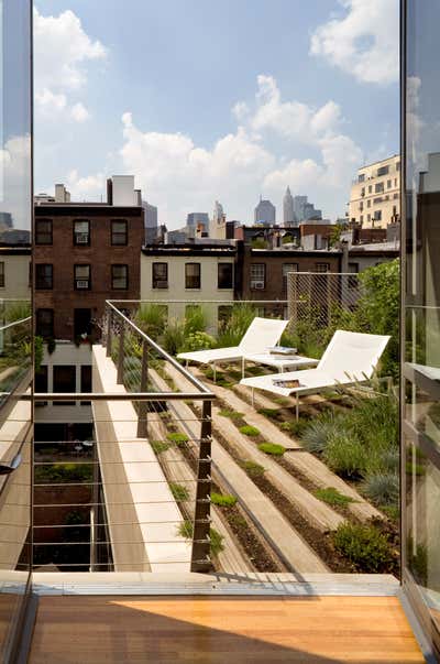 Modern Patio and Deck. Brooklyn Brownstone by 1100 Architect.