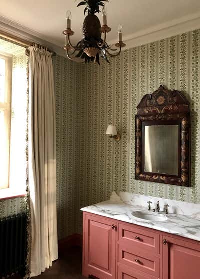  English Country Bathroom. English Country House by d'Erlanger and Sloan.
