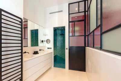  Contemporary Apartment Bathroom. Vue sur Jardin by Santillane Design.