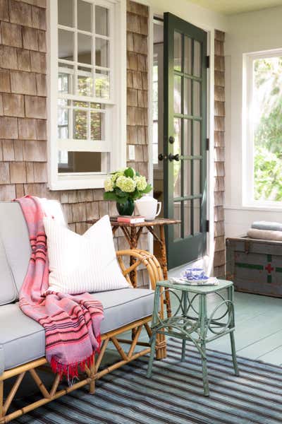  Cottage Patio and Deck. New Suffolk Cottage by Hadley Wiggins Inc..