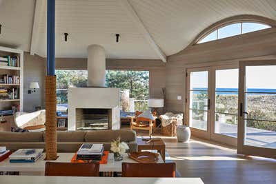  Modern Beach House Living Room. Amagansett House by Meyer Davis.