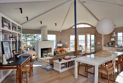  Modern Beach House Living Room. Amagansett House by Meyer Davis.