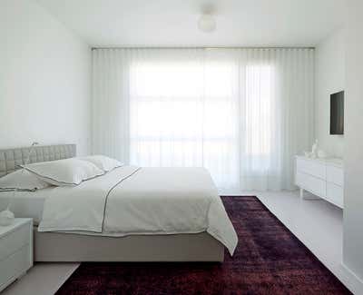 Minimalist Family Home Bedroom. Maison Blanche by RAD Design Inc..