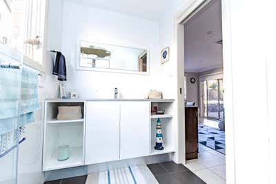  Beach Style Family Home Bathroom. Ridgecrop house by Tailor & Nest.