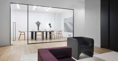  Modern Office Meeting Room. MODERN POST by Uli Wagner Design Lab.