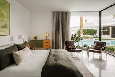  Mid-Century Modern Family Home Bedroom. Palm Springs Area Remodel by Casa Nu.
