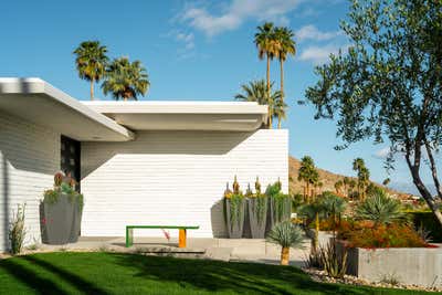  Mid-Century Modern Family Home Exterior. Palm Springs Area Remodel by Casa Nu.