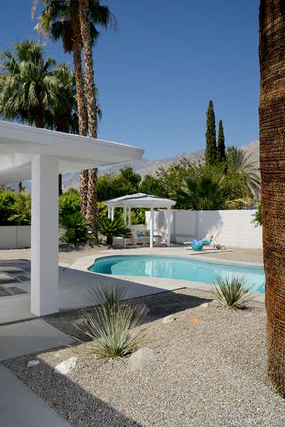 Mid-Century Modern Vacation Home Exterior. PALM SPRINGS   -   MOVIE COLONY by Sean Gaston Design.