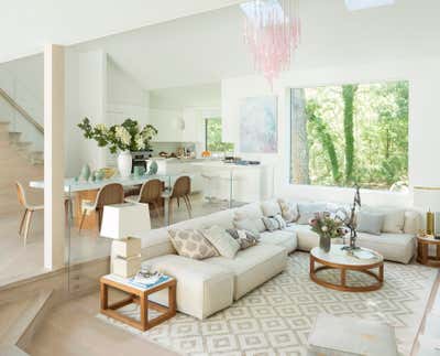  Transitional Beach House Living Room. East Hampton Residence by Daun Curry Design Studio.