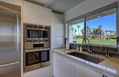  Mid-Century Modern Vacation Home Kitchen. Indian Wells Condo by Casa Nu.