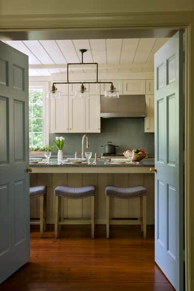  Traditional Family Home Kitchen. City Farmhouse by Solis Betancourt & Sherrill.