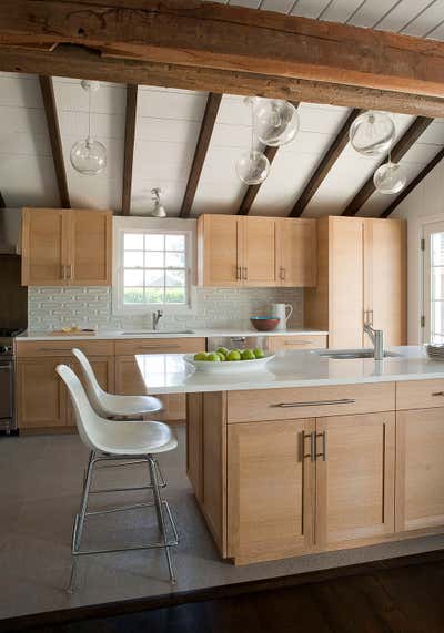 Contemporary Beach House Kitchen. House in Water Mill by Eve Robinson Associates.