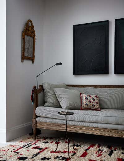  English Country Beach House Living Room. East Hampton Cottage by Patrick McGrath Design.