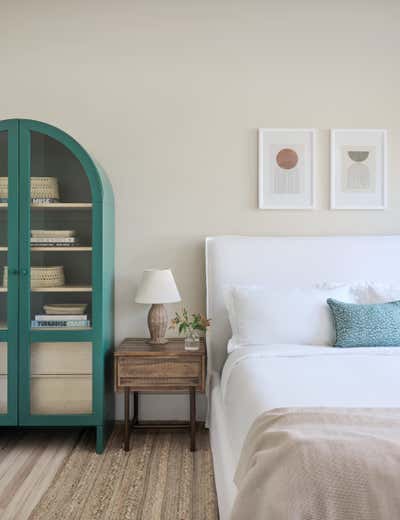  Coastal Beach House Bedroom. Waterfront Cottage by Chango & Co..