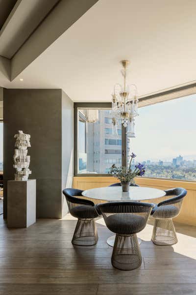 Mid-Century Modern Apartment Dining Room. An Art Collection in Polanco by Sofia Aspe Interiorismo.