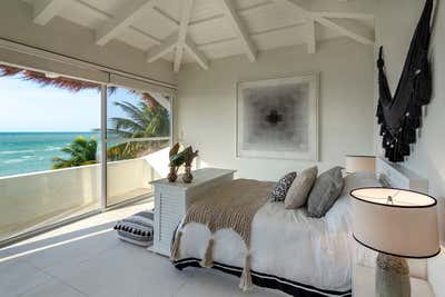 Mid-Century Modern Beach House Bedroom. Casa La Sirena by Sofia Aspe Interiorismo.