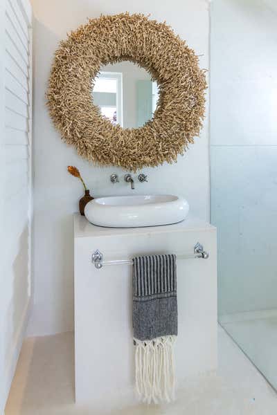  Mid-Century Modern Beach House Bathroom. Casa La Sirena by Sofia Aspe Interiorismo.