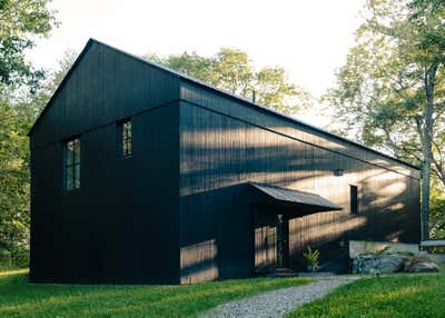  Farmhouse Exterior. Fox Hall Barn & Pool by BarlisWedlick Architects LLC.