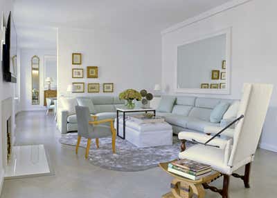  Contemporary Mid-Century Modern Living Room. It's All in the Mix by Vicente Wolf Associates, Inc..