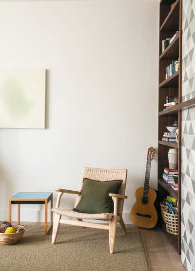  Beach House Living Room. Balboa Beach House by Landed Interiors & Homes.