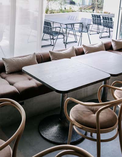Minimalist Dining Room. TAKE RESTAURANT&CAFE by HIROYUKI TANAKA ARCHITECTS.