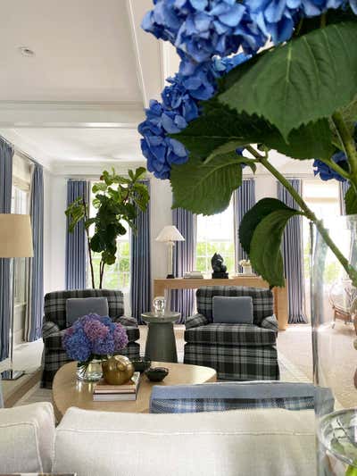  Mid-Century Modern Living Room. Hamptons Residence by CARLOS DAVID.