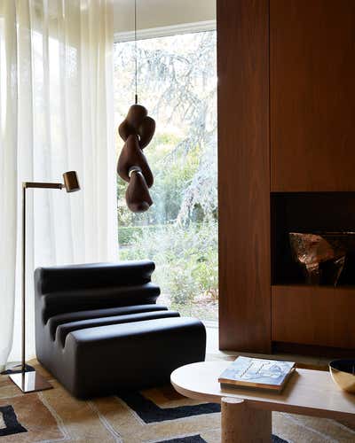  Mid-Century Modern Family Home Living Room. The ’70s Rêve by Chroma.