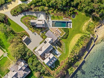  Beach Style Exterior. Nantucket Harbor Compound by Workshop APD.