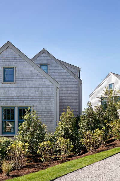  Beach Style Exterior. Nantucket Harbor Compound by Workshop APD.